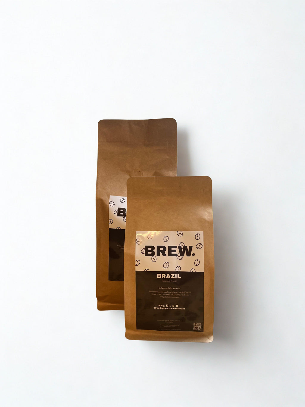 "Twee verpakkingen BREW. Brazil koffie in 500g en 1kg op een witte achtergrond."