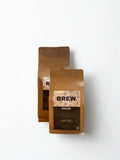 "Twee verpakkingen BREW. Brazil koffie in 500g en 1kg op een witte achtergrond."